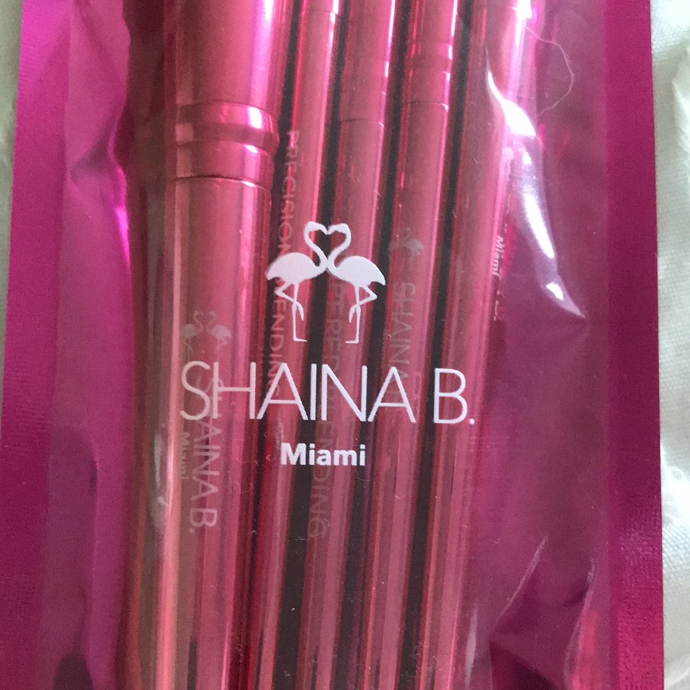 SHANA B. Make up Brushes 😎🌷🌺 - Picture 4 of 7